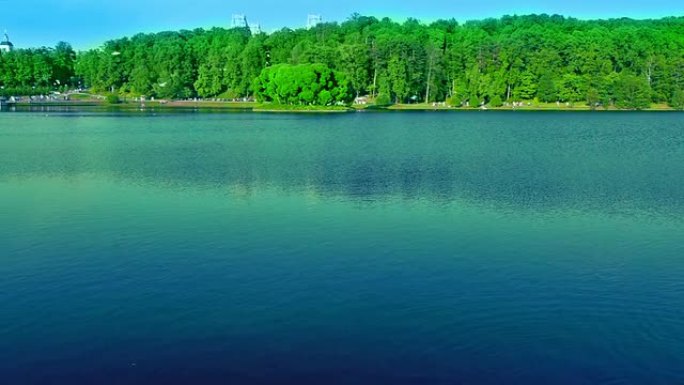 蓝色湖泊景观