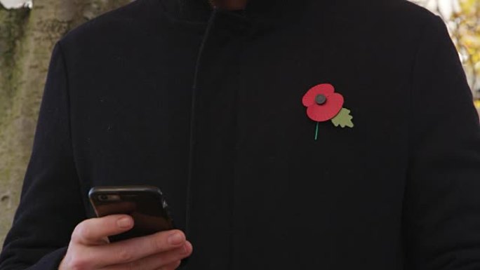 英国伯明翰2016年11月18日: 男子戴着手机日罂粟
