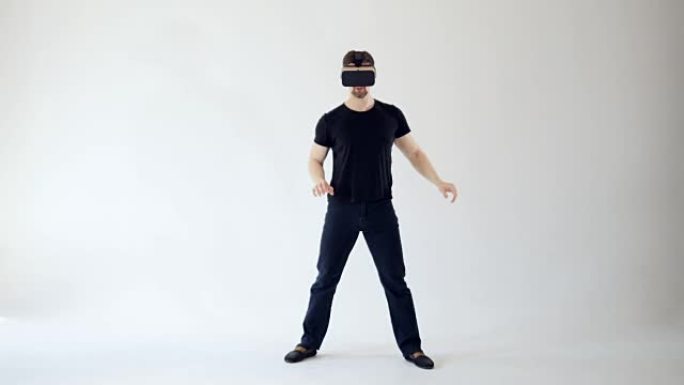 360 VR游戏概念，一个戴着VR耳机的人移动他的手。