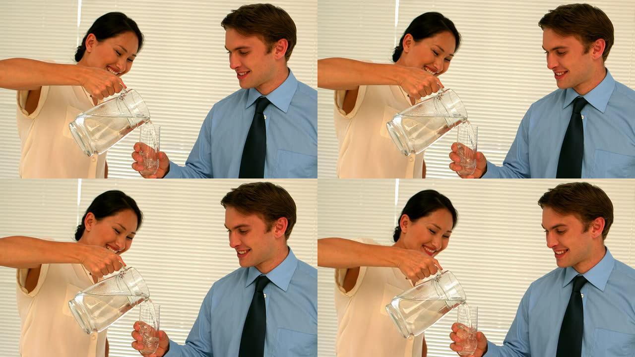 女商人给她的伴侣倒杯水