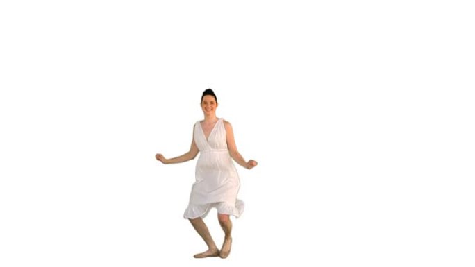 穿着白色连衣裙跳跃的美丽年轻女子