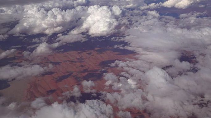 慢动作: 红色干旱的沙质景观和无数浮肿的白云