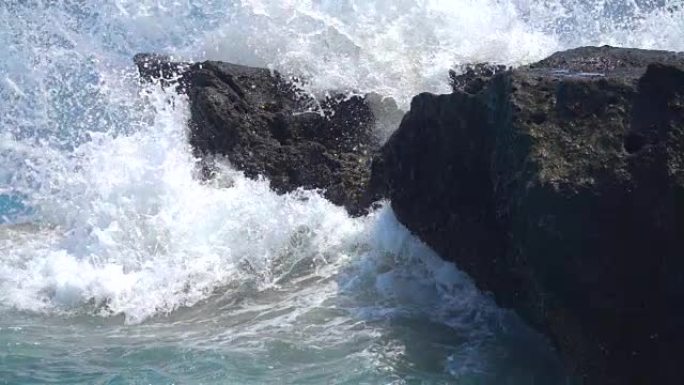 慢动作: 海浪坠入黑色火山岩飞溅的水滴