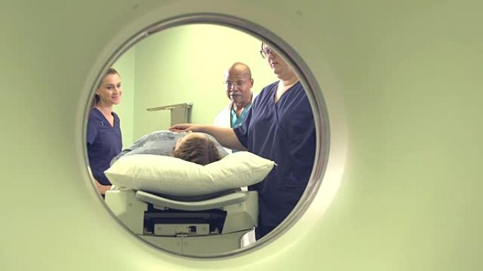 医疗专业人员视图，患者通过CT扫描仪