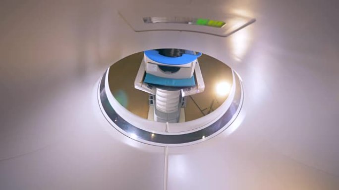 年轻女子在现代医院进行磁共振成像MRI扫描。