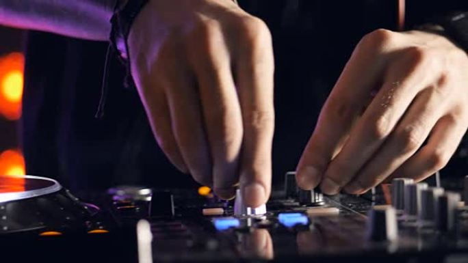 DJ在夜总会派对上旋转、混合和抓挠。夜生活，音乐俱乐部生活概念。