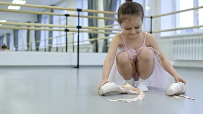 享受芭蕾舞课的小女孩