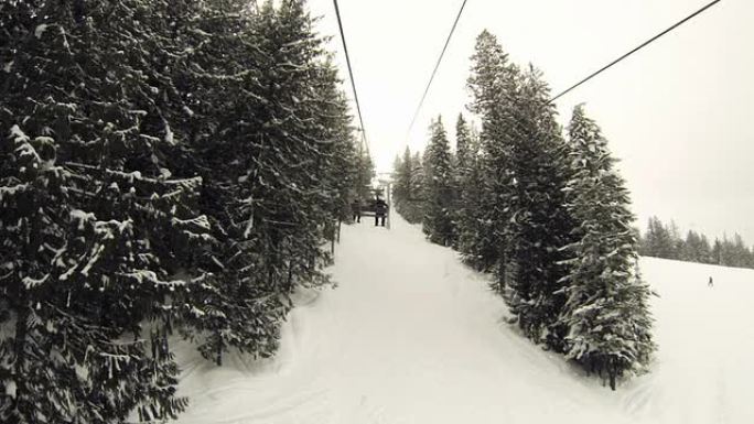 滑雪坡道升降椅牵引线视图