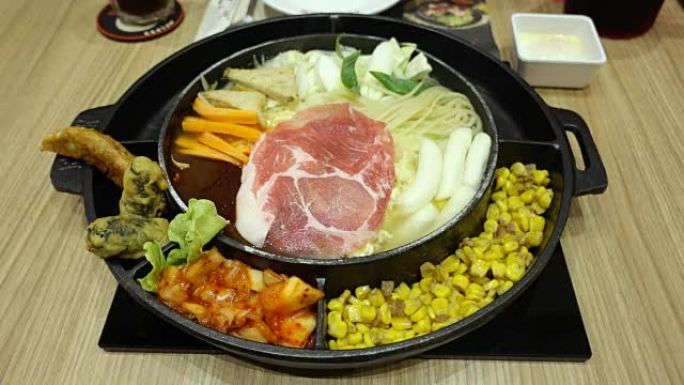 韩国火锅“Budae Jjigae”或“Army Stew”是融合了美国风味的韩国美食