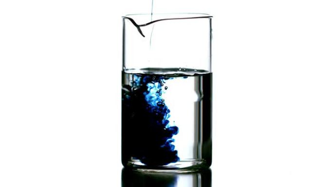 滴入烧杯的蓝色液体
