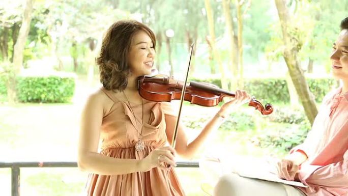Dolly镜头：亚洲小提琴手拉小提琴，男友在听