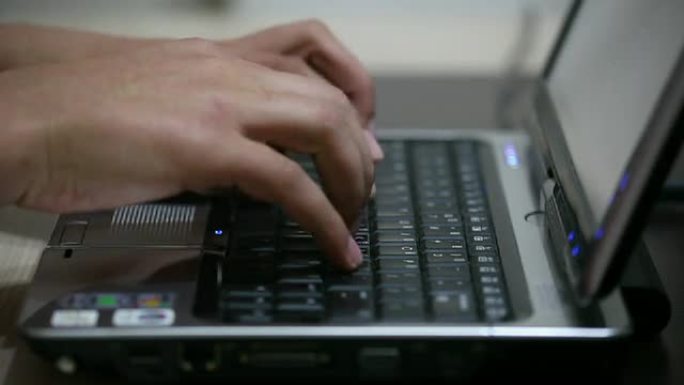 打字工作鼠标办公敲键盘打字笔记本电脑外国