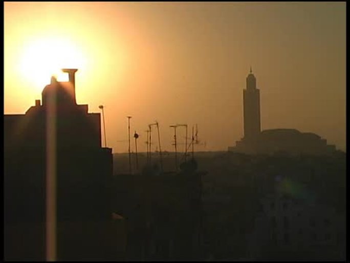 伊斯兰日落：卡萨布兰卡清真寺金色黄昏剪影：摩洛哥