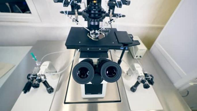 现代科学显微镜黑色目镜的前视图。