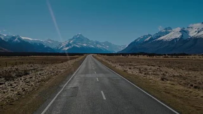 鸟瞰图在该国空旷的直路上低空飞行