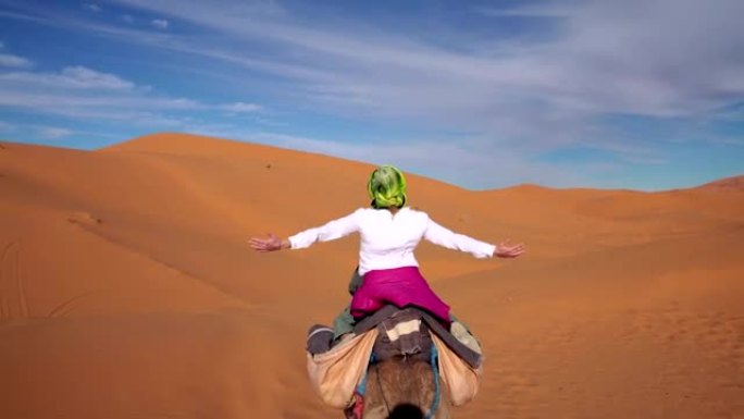 沙漠之旅。喜欢骑骆驼的女人