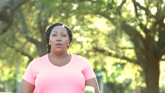 非裔美国妇女在锻炼身体，手重