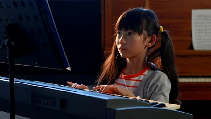 4k音乐课女生学习电钢琴
