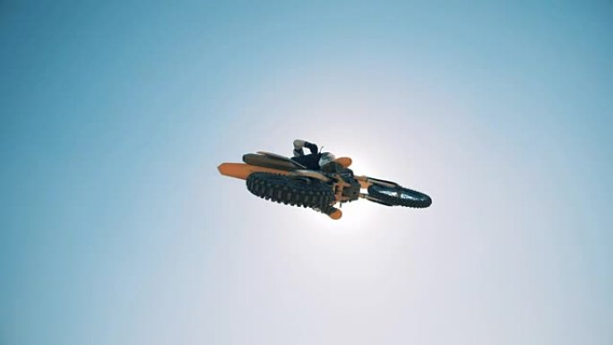一个骑摩托车的人飞过天空的全景
