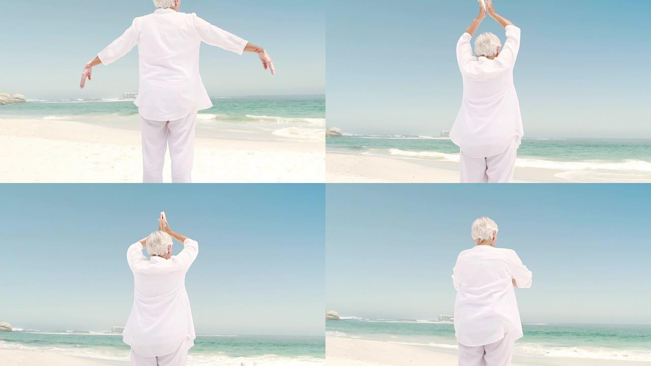 老退休妇女做瑜伽