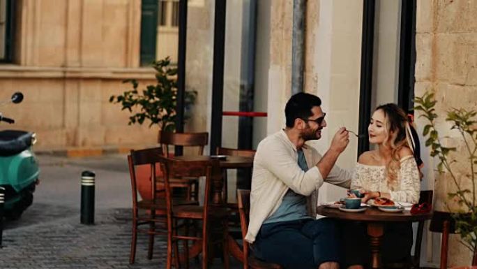 游客夫妇在欧洲的咖啡店休息