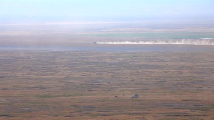 Ngorongoro火山口地板上的非洲动物，狩猎吉普车游戏驱动游客