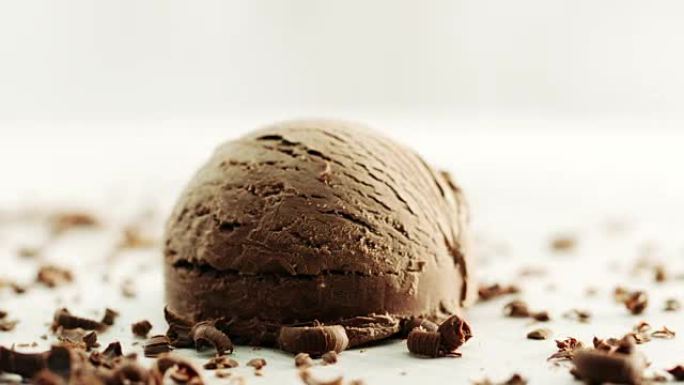 巧克力冰淇淋配巧克力片