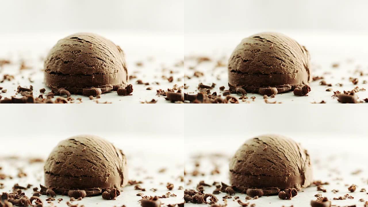 巧克力冰淇淋配巧克力片