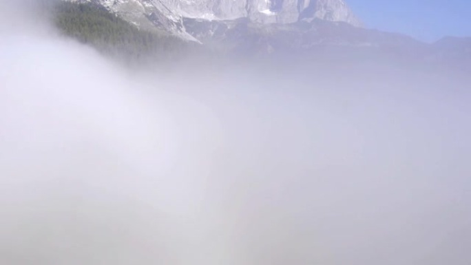空中: 从雾中上升到山脉
