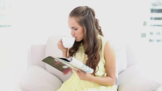 年轻女子喝咖啡读书