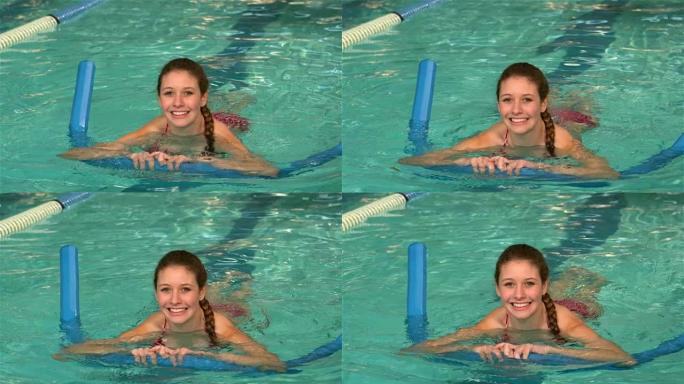 在游泳池里做水上有氧运动的健康女人