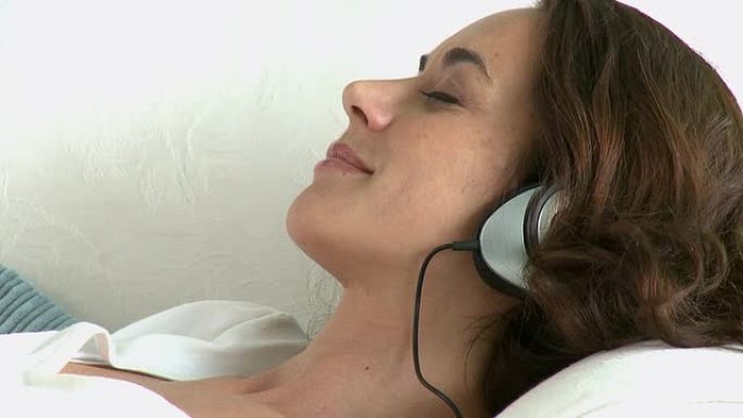 女人躺在沙发上听音乐放松