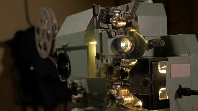 旧机械电影放映机工作