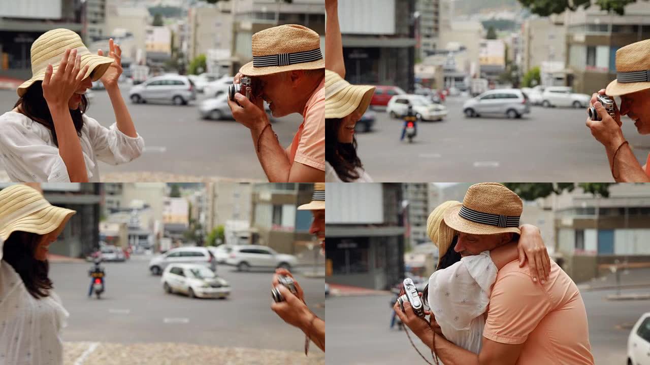 男人给女人拍照