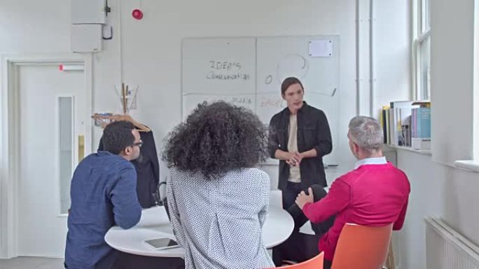 多民族创意商务人士在会议室集思广益的实时视频