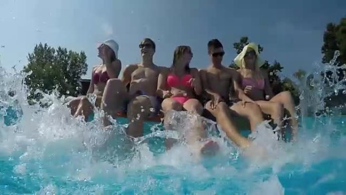 慢动作: 暑假里好玩的朋友用脚溅池水