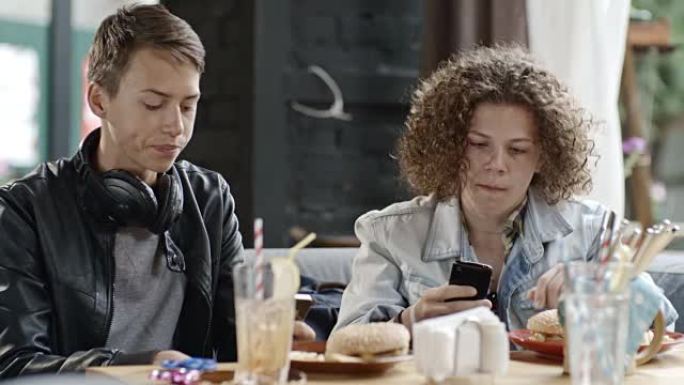 青少年吃快餐和使用智能手机