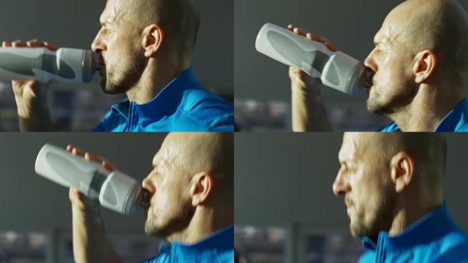 成熟的男人喝水