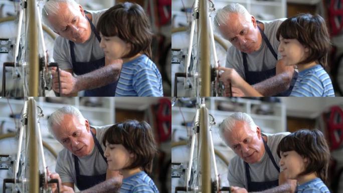 慈爱的祖父教他的孙子如何在自行车上进行保养