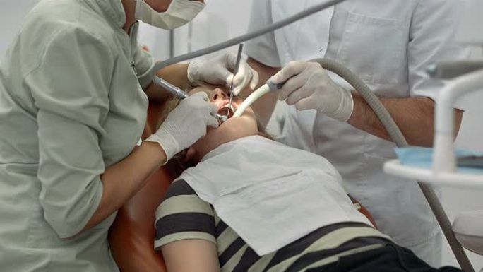 高清: 牙医钻男孩的牙齿