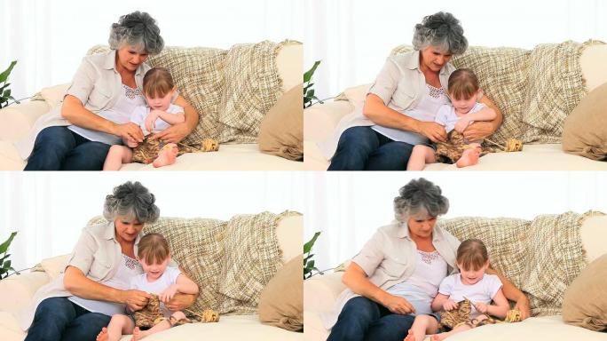 祖母和她的孙女一起编织