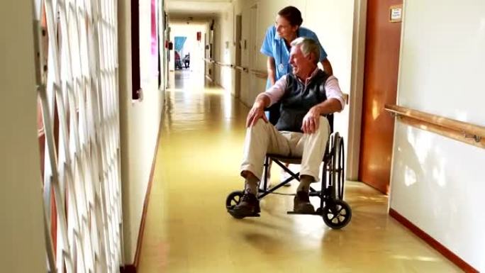 护士坐在轮椅上与病人交谈