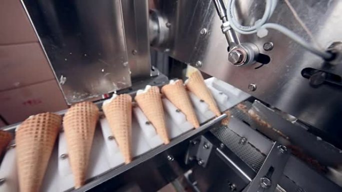 现代冰淇淋自动生产线。食品工厂的自动设备