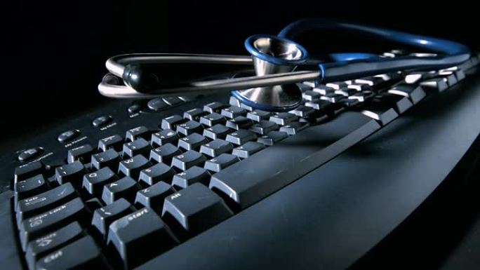 听诊器掉落在计算机键盘上引起振动