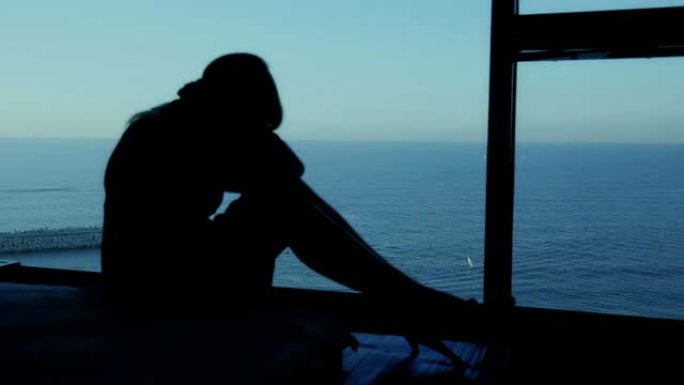 晚上海滩上的女人