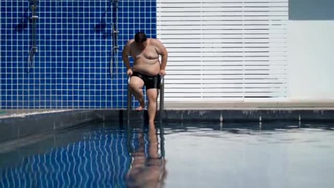 SLO MO-超重男子进入游泳池前淋浴