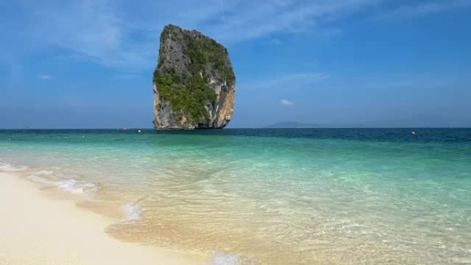 泰国热带岛屿空旷的海滩上清澈碧绿的水。4K, UHD