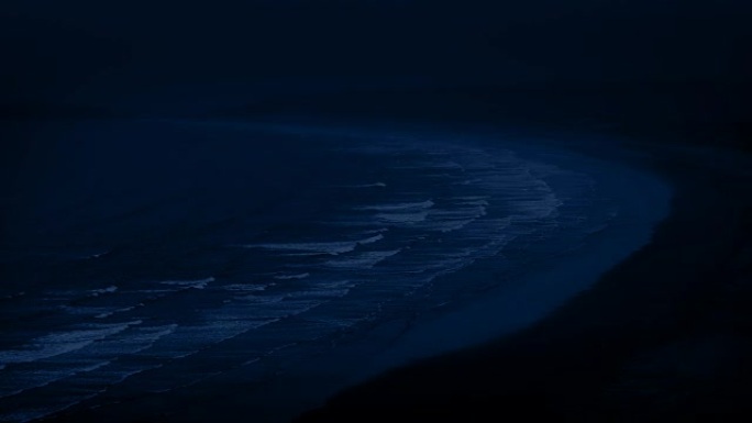 晚上海浪在岸上破裂