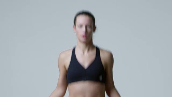运动型金发女子跳绳的全长倾斜镜头，在R3D上拍摄