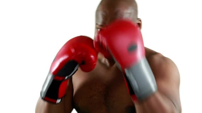 戴着手套练习的严重肌肉拳击手